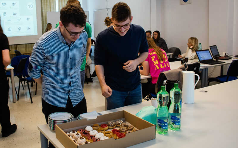 študenti donut workshop sschi