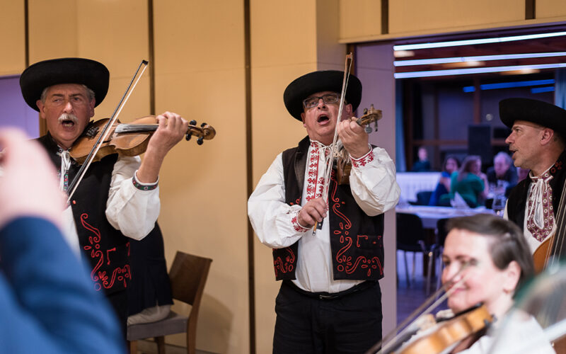 spoločenský večer konferencia ssche živá hudba folklór